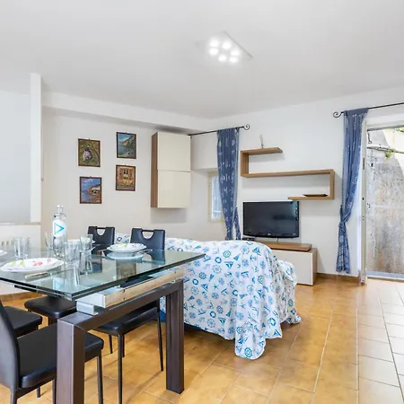 Hostdomus - Casa Floris * Alassio
