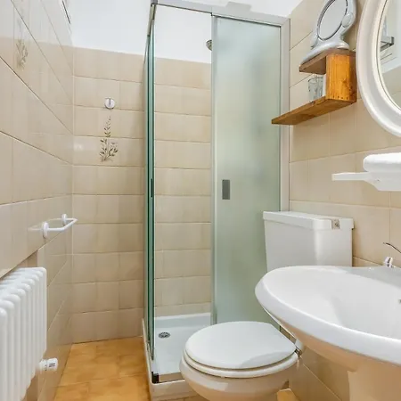 Apartment Hostdomus - Casa Floris *